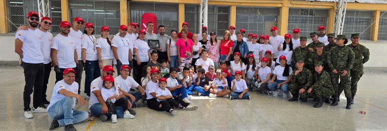 Voluntarios de Claro, estudiantes y Ejército en jornada de Escuelas Conectadas en Manizales Voluntarios de Claro, estudiantes y Ejército en jornada de Escuelas Conectadas en Manizales