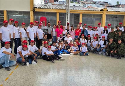 Voluntarios de Claro, estudiantes y Ejército en jornada de Escuelas Conectadas en Manizales