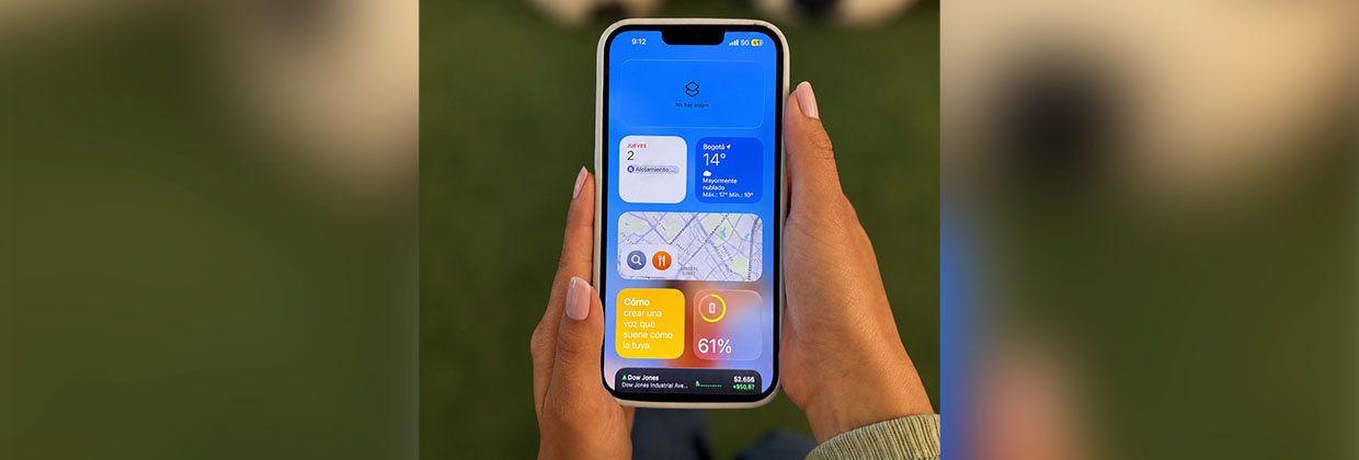 persona usando celular con la red 5g de claro en nuevas ciudades de colombia persona usando celular con la red 5g de claro en nuevas ciudades de colombia