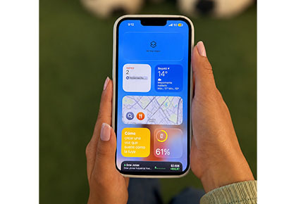 persona usando celular con la red 5g de claro en nuevas ciudades de colombia