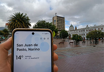 persona consulta la cobertura de la red 5g de claro en pasto desde un celular